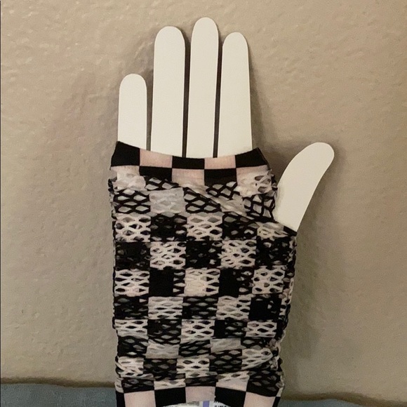 ✨Reduced Fingerless gloves ( ONLY 2 LEFT black & white checkered & mesh OSFA - Picture 2 of 2